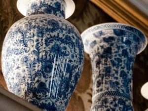 A Guide to Selling Porcelains Decorations and Clothing to Wear on Public Transportation
